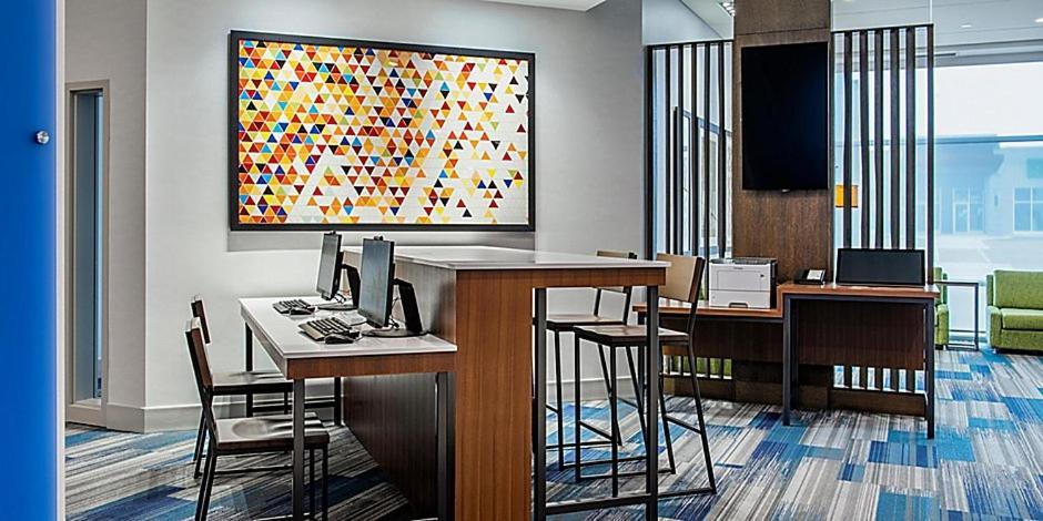 Holiday Inn Express & Suites - Brandon By Ihg Exteriér fotografie