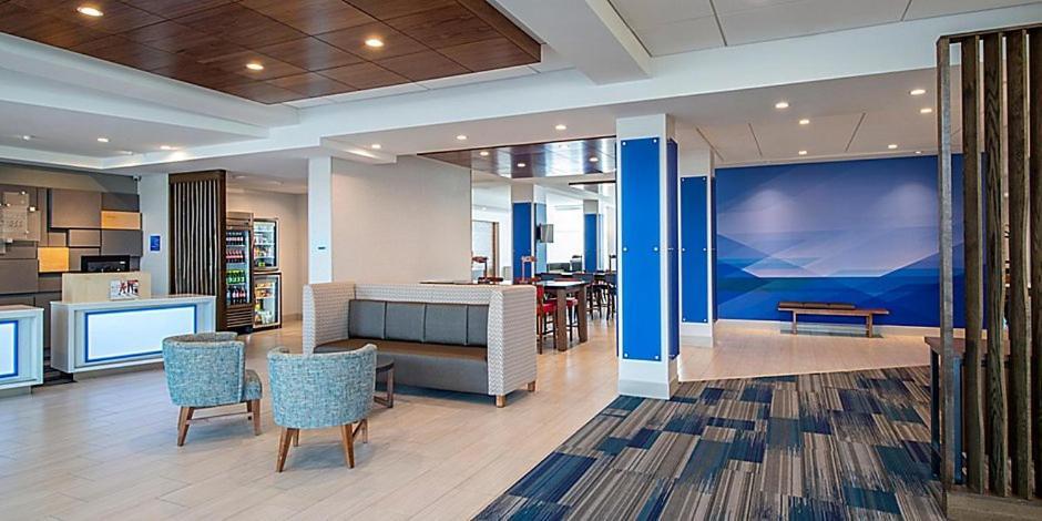 Holiday Inn Express & Suites - Brandon By Ihg Exteriér fotografie
