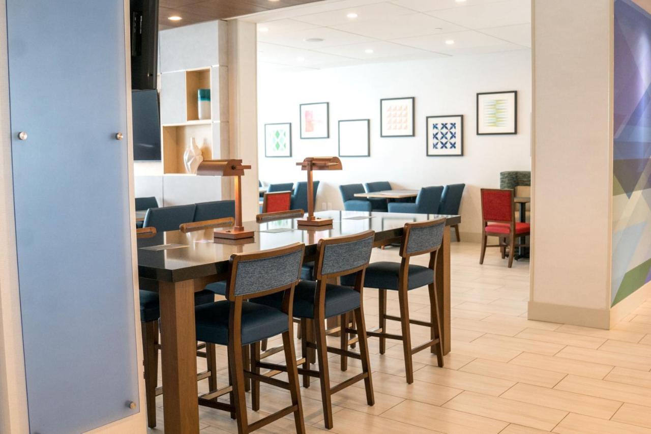 Holiday Inn Express & Suites - Brandon By Ihg Exteriér fotografie