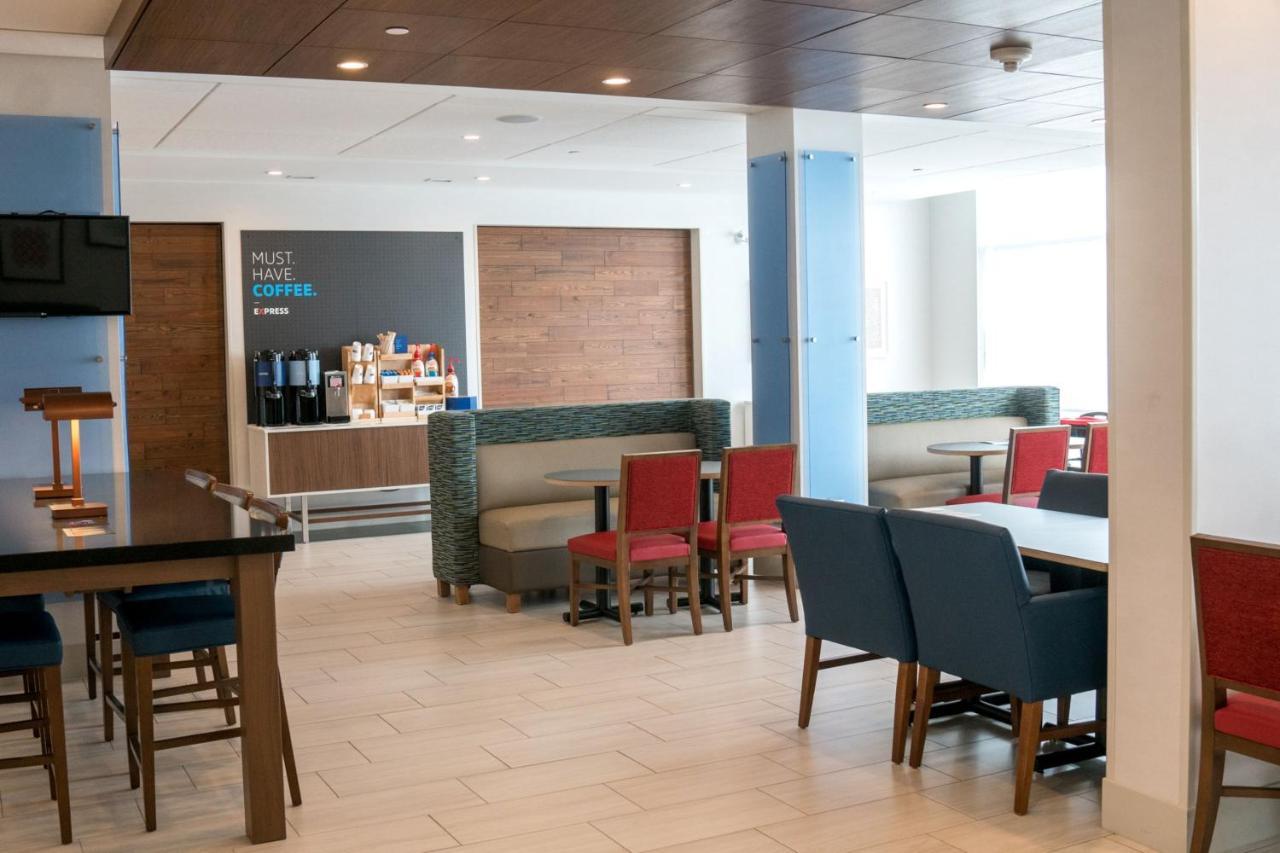 Holiday Inn Express & Suites - Brandon By Ihg Exteriér fotografie