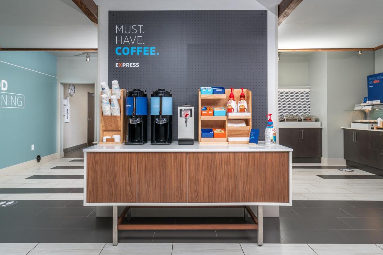 Holiday Inn Express & Suites - Brandon By Ihg Exteriér fotografie