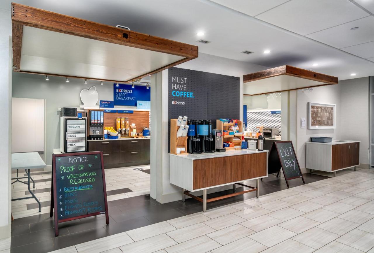 Holiday Inn Express & Suites - Brandon By Ihg Exteriér fotografie