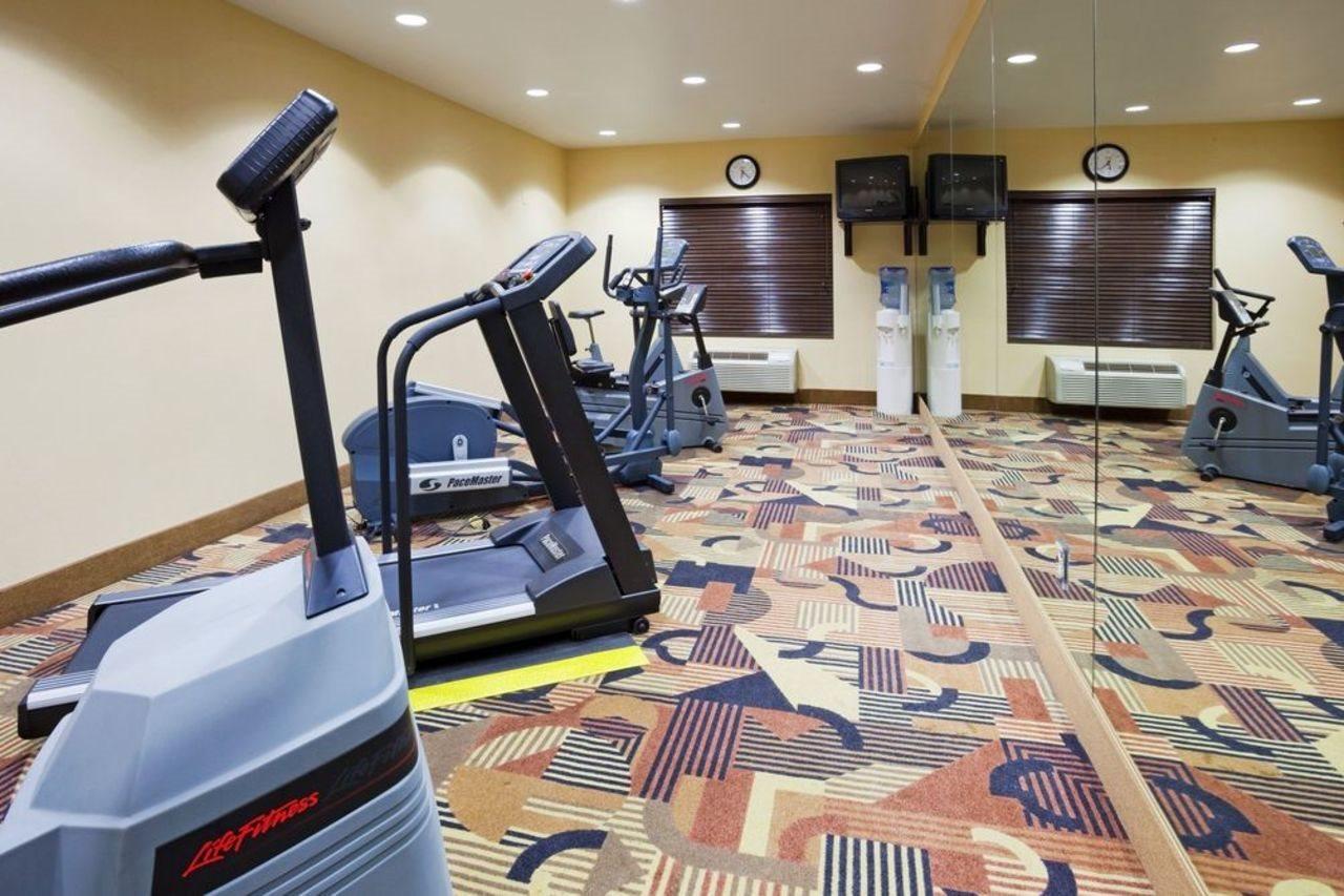 Holiday Inn Express & Suites - Brandon By Ihg Exteriér fotografie