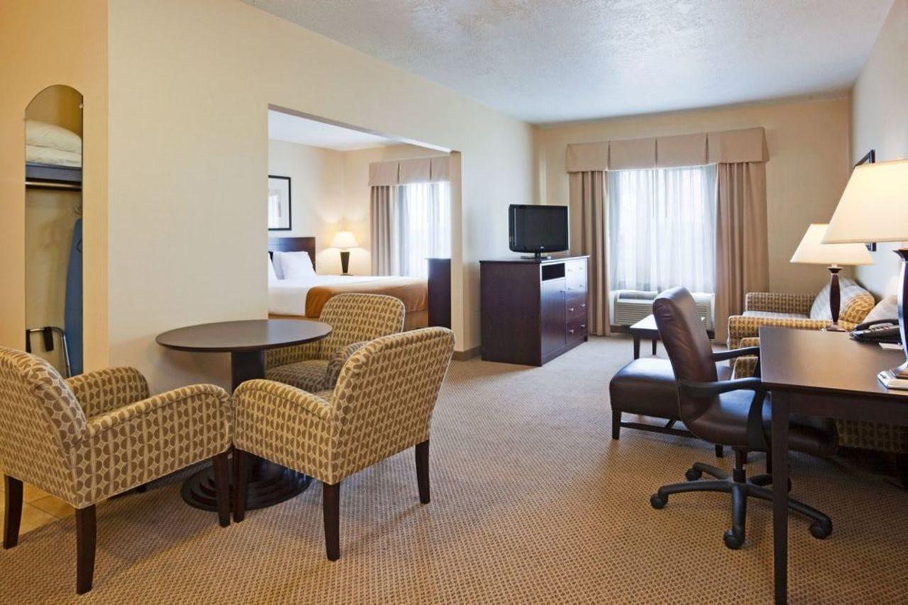 Holiday Inn Express & Suites - Brandon By Ihg Exteriér fotografie